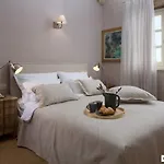 Zoe *